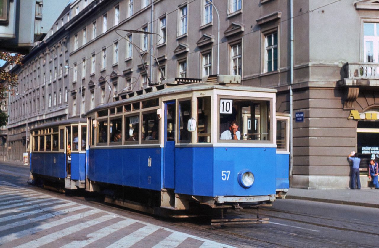 Tramvaj linije 10 u Adžijinoj (današnja ulica kneza Mislava) oko 1975. godine
